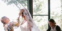 <p>Irmãs Olsen criaram vestido em parceria com a noiva, também estilista, Molly Fishkin</p>  Foto: Instagram @heatherkincaidphoto / Reprodução