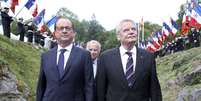 Hollande e Gauck percorreram juntos a "trincheira de honra" que leva à cripta do Monumento de Hartmannswillerkopf, em memória às vítimas do conflito  Foto: Pool / Reuters