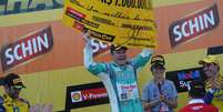 Rubens Barrichello levanta cheque simbólico da Corrida do Milhão  Foto: Duda Bairros/Vicar / Divulgação