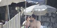 Daniel de Oliveira e Sophie Charlotte trocam beijos em praia  Foto: Delson Silva / AgNews