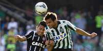 Corinthians e Coritiba maltrataram a bola e ainda confundiram vis&atilde;o com camisas listradas  Foto: Daniel Augusto Jr / Ag. Corinthians