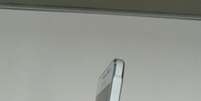 <p>Foto do suposto Samsung Galaxy Alpha mostra celular com lateral similar a do iPhone</p>  Foto: Reprodução/Weibo