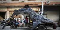 Animal capturado tem cinco metros e duas toneladas  Foto: Stringer / Reuters