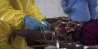 <p>Paciente supostamente com Ebola em hospital de Kenema, na Guin&eacute;</p>  Foto: Tommy Trenchard / Reuters
