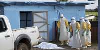 <p>Agentes da sa&uacute;de, com vestimentas especiais de prote&ccedil;&atilde;o, se preparam para trabalhar, no lado de fora de uma unidade de isolamento, em Lofa, na Lib&eacute;ria</p>  Foto: Ahmed Jallanzo / Reuters