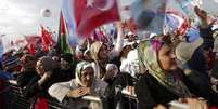 <p>Apoiadores do premi&ecirc; turco e candidato &agrave; Presid&ecirc;ncia, Tayyip Erdogan, durante com&iacute;cio eleitoral em Istambul, no domingo</p>  Foto: Murad Sezer / Reuters