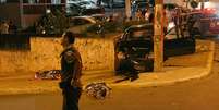 Segundo a Polícia Militar, suspeitos desceram do carro e atiraram contra os policiais, que revidaram  Foto: Edison Temoteo / Futura Press