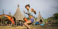Mulher dança na lama durante festival húngaro  Foto: Balazs Mohai / EFE