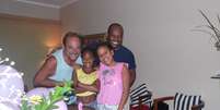 <p>Carlos Marques e Andr&eacute; Souza com as filhas de 10 e 12 anos</p>  Foto: Arquivo pessoal / Reprodução