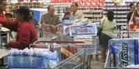 <p>Os havianos formaram longas filas nos supermercados&nbsp;para&nbsp;comprar produtos b&aacute;sicos, como &aacute;gua, lanternas e baterias</p>  Foto: Audrey McAvoy / AP