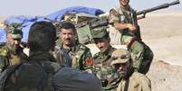 <p>Tropas curdas peshmerga montam guarda durante a implantação de uma operação de segurança na periferia de Sinjar, oeste de Mossul, em 5 de agosto</p>  Foto: Stringer / Reuters