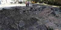 Crateras encontradas na cidade de Donetsk podem ter sido resultado dos projéteis lançados na cidade  Foto: Sergei Karpukhin / Reuters