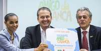 Eduardo Campos e Marina Silva assinam um termo de compromisso com a Fundação Abrinq, no qual promete investir em educação e cuidados com a criança e adolescente  Foto: Bruno Santos / Terra