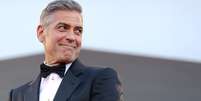 Clooney sorri em tapete vermelho de Festival de Veneza em 28 de agosto de 2013.  Foto: Alessandro Bianchi / Reuters