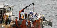 Destroços de avião foram "pescados" por rede de barco  Foto: Chris Gorman/New Zealand Herald / AP