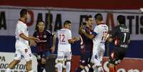 Jogadores de Nacional e San Lorenzo discutem durante a final da Libertadores  Foto: Jorge Adorno / Reuters