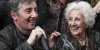 <p>Guido Montoya Carlotto fala em sua primeira aparição pública ao lado da avó, Estela de Carlotto, em Buenos Aires, em 8 de agosto</p>  Foto: David Fernández / EFE
