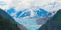 Fiorde Tracy Arm - Outra atração em cruzeiros pelo Alasca é passar pelo fiorde Tracy Arm, próximo à cidade de Juneau. Dois profundos e estreitos fiordes fazem parte do parque, o Tracy Arm e o Endicott Arm, ambos com mais de 48 quilômetros de extensão e um quinto de sua área é coberta por gelo  Foto: Ruth Peterkin/Shutterstock