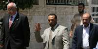 <p>Ayman Taha (ao centro) chega a um encontro com autoridades do Fatah na Faixa de Gaza, em 14 de junho de 2009</p>  Foto: Mahmud Hams  / AFP