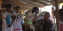 <p>Trabalhadores do Unicef e parceiros orientam famílias sobre como podem proteger-se da doença do vírus Ebola, no Marche Níger, um mercado em Conakry, Guiné</p>  Foto: UNICEF / La Rose / Reuters