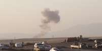 <p>Uma nuvem de fuma&ccedil;a &eacute; vista no c&eacute;u ap&oacute;s os Estados Unidos bombardearem militantes na periferia da cidade de Erbil, Iraque, em&nbsp;8 de agosto</p>  Foto: Khalid Mohammed / AP