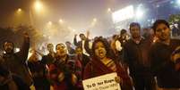 <p>Manifestantes em protesto lembram o ataque a uma jovem em Nova Délhi. 16/12/2013</p>  Foto: Anindito Mukherjee / Reuters