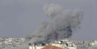 <p>Fumaça é vista em Gaza após ataque aéreo de Israel, segundo testemunhas, nesta sexta-feira</p>  Foto: Ahmed Zakot / Reuters