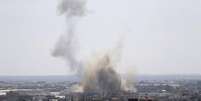 Fumaça na Faixa de Gaza após ataque aéreo de Israel. 08/08/2014  Foto: Ibraheem Abu Mustafa / Reuters