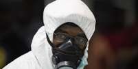 Agente de saúde, na Nigéria, se protege com vestimenta para cuidar de pacientes com ebola  Foto: Sunday Alamba / AP