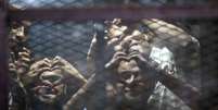 Ativistas são presos no Egito e respondem por exploração ilegal de protesto e de agredir um policial durante uma manifestação em frente ao Conselho Shura em novembro passado   Foto: MOHAMED EL-SHAHED / AFP