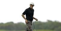 <p>Obama joga golfe no Vineyard Golf Club, na ilha de Martha's Vineyard, durante suas férias, em 12 de agosto de 2013</p>  Foto: Steven Senne / AP