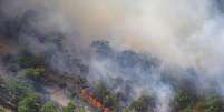 Equipes trabalham para apagar um incêndio na região de Rowena, norte do estado de Oregon, próximo ao rio Columbia River George.  Foto: Randy L. Rasmussen / AP