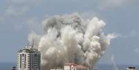 Fumaça sobe após explosão causada por míssil israelense em Gaza, segundo testemunhas  Foto: Suhaib Salem / Reuters