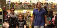 Giovanna Antonelli foi às compras com o marido e o filho no shopping Village Mall, no Rio de Janeiro  Foto: Marcus Pavão / AgNews