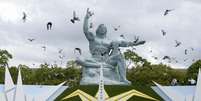 Milhares de pessoas fizeram um minuto de silêncio no Parque da Paz da cidade, acompanhado pelos tradicionais badalos do chamado Sino da Paz, em homenagem às vítimas da bomba  Foto: Kyodo / Reuters