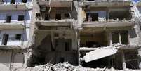 Bombardeios das forças sírias já deixaram milhares de mortos em 3 anos de conflitos no país  Foto: Nour Kelze / Reuters
