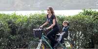 Letícia Birkheuer passeia com o filho na Lagoa Rodrigo de Freitas, no Rio  Foto: JC Pereira  / AgNews