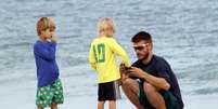 Rodrigo Hilbert e Fernanda Lima se divertiram com os filhos na praia do Leblon  Foto: J.Humberto  / AgNews