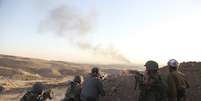Tropas curdas se posicionam nas proximidades da cidade de Makhmur, reconquistada neste domingo  Foto: Azad Lashkari  / Reuters