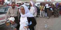 <p>Iraquianos deslocados da comunidade Yazidi chegam ao acampamento de Bajid Kandala em Feeshkhabour, cidade perto da fronteira com a Síria, no Iraque, no sábado, 9 de agosto</p>  Foto: Khalid Mohammed / AP