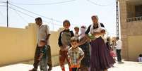 <p>Família Yazidi deslocada pela violência do Estado Islâmico, no Iraque. Foto de 4 de agosto</p>  Foto: Ari Jalal / Reuters