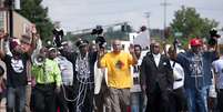 <p>Manifestantes marcham em protesto contra a morte de Micahel Brown&nbsp;no centro de Ferguson, Missouri, em 11 de agosto</p>  Foto: Sid Hastings / AP