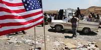 <p>Uma bandeira dos Estados Unidos é vista no local onde iraquianos deslocados da comunidade Yazidi cruzam a fronteira Síria-Iraque, na ponte sobre o rio Tigre Feeshkhabour, norte do Iraque. Foto tirada em 10 de agosto</p>  Foto: Khalid Mohammed / AP