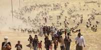<p>Deslocados da minoria Yazidi fogem&nbsp;da viol&ecirc;ncia das for&ccedil;as leais ao Estado Isl&acirc;mico na cidade de&nbsp;Sinjar, em 10&nbsp;de agosto</p>  Foto: Rodi Said / Reuters