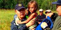 <p>Karina Chikitova é carregada por um socorrista após passar 11 dias sozinha em um floresta infestada de ursos e lobos, na Sibéria</p>  Foto: Twitter