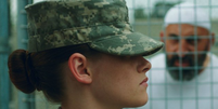 Kristen Stewart vive soldado em 'Camp X-Ray'  Foto: Beth Dubber / Divulgação