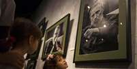 <p>Uma menina prestigia uma exposição de fotografias de Fidel Castro no Memorial José Martí, em Havana, Cuba</p>  Foto: Ramon Espinosa / AP