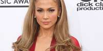 Jennifer Lopez prendeu o elástico bem alto, evidenciando o efeito do penteado  Foto: Helga Esteb/Shutterstock