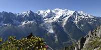 <p>Mont-Blanc &eacute; a mais alta montanha dos Alpes e da Uni&atilde;o Europeia, atingindo uma altitude de 4.810 metros</p>  Foto: PHILIPPE DESMAZES / AFP