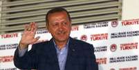 <p>Tayyip Erdogan acena para simpatizantes durante a celebração de sua vitória na corrida presidencial em Ancara, em 10 de agosto</p>  Foto: Umit Bektas / Reuters